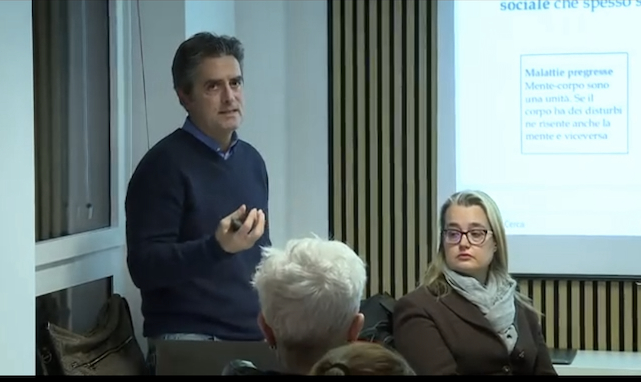 Lo psicologo stefano del nero durante una presentazione